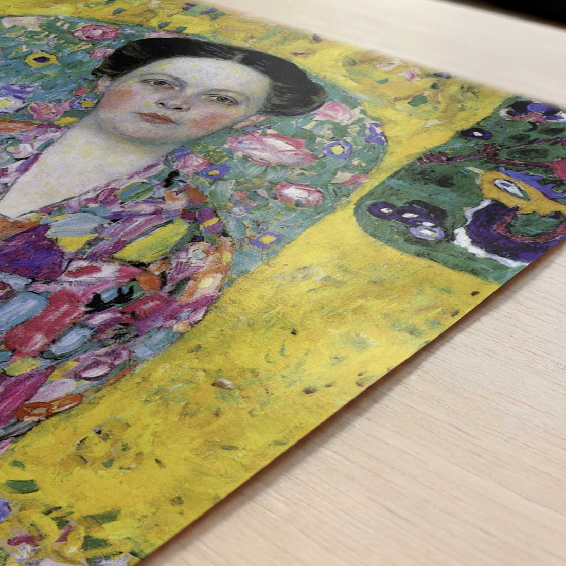 Portrait of Eugenia Primavesi (1913-14) by Gustav Klimt – Art Print - Close-up detail of the art print