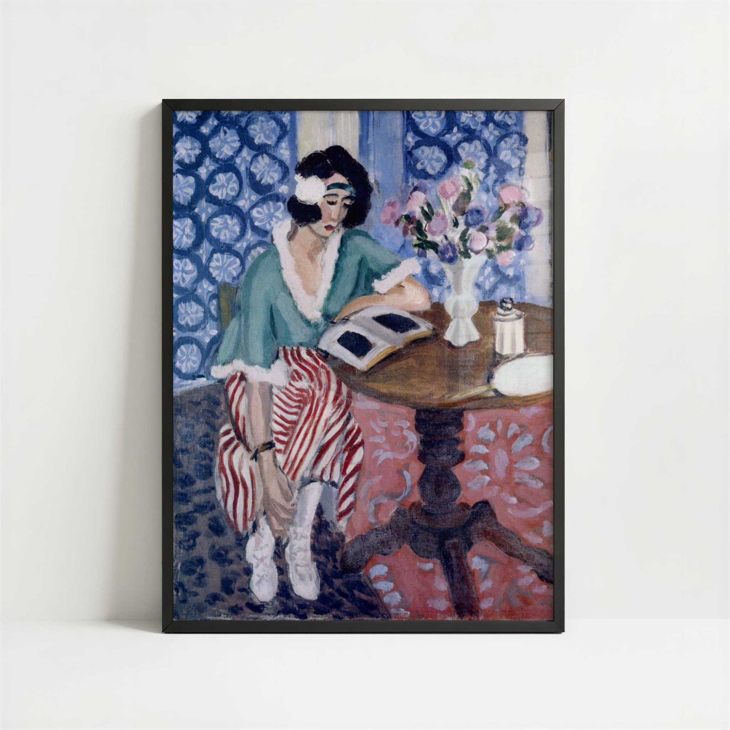 Reading Woman at a Table (1921) by Henri Matisse – Art Print - Art print in black frame